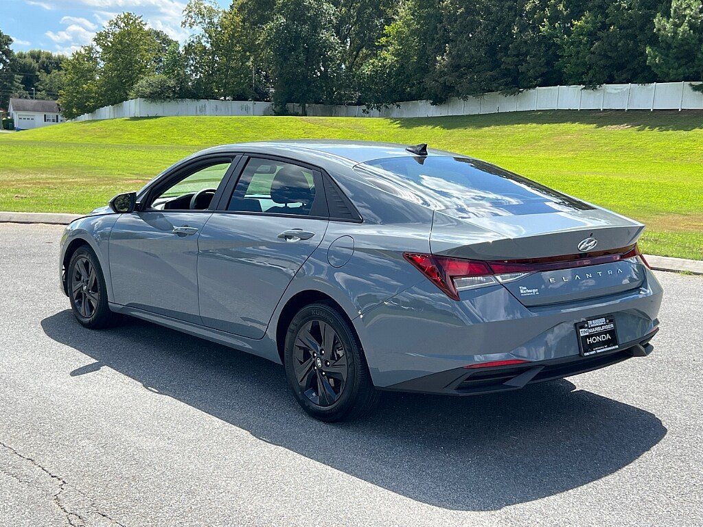 2023 Hyundai Elantra SEL photo 4