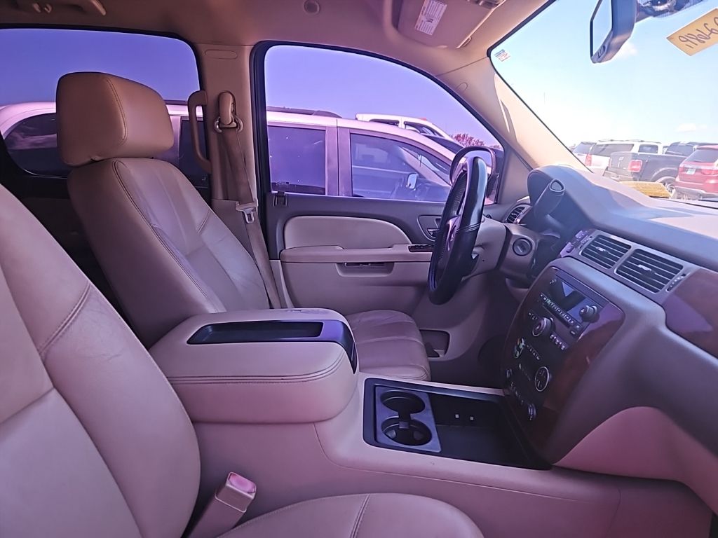 2013 Chevrolet Suburban 1500 LT photo 3