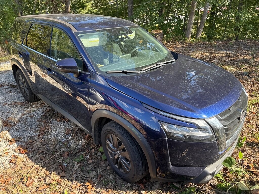 2022 Nissan Pathfinder S photo 2