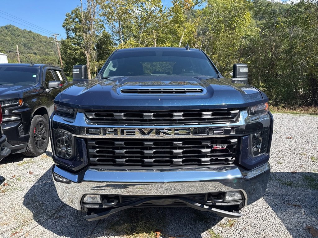 2022 Chevrolet Silverado LT photo 2