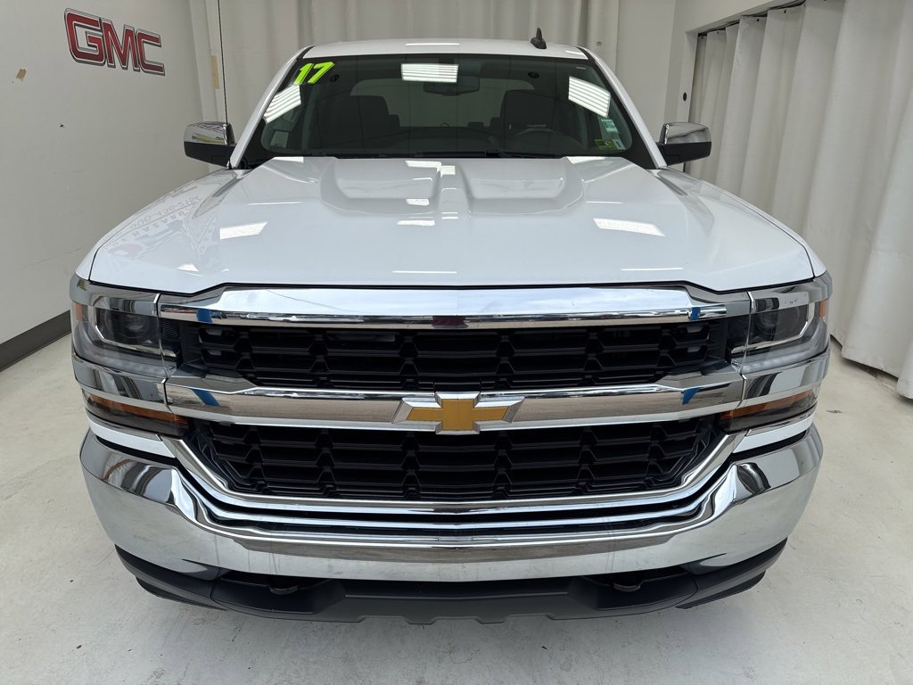 2017 Chevrolet Silverado 1500 LT photo 2