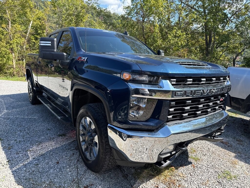2022 Chevrolet Silverado LT photo 3