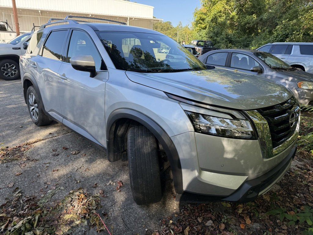 2023 Nissan Pathfinder SL photo 3