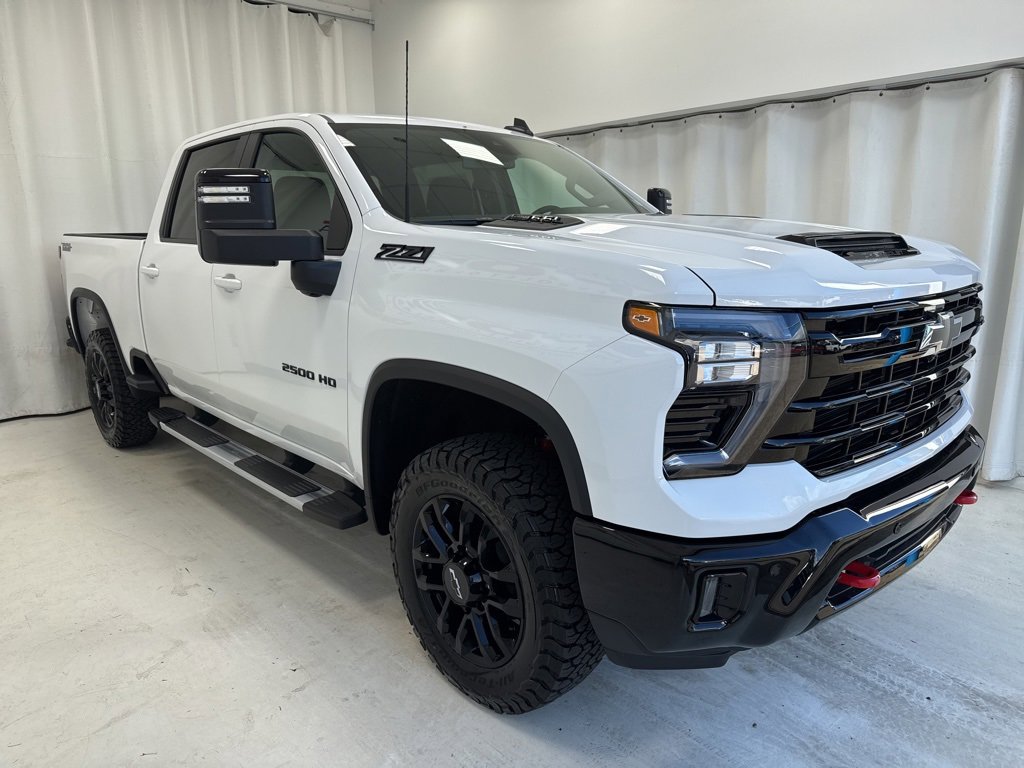 2025 Chevrolet Silverado 2500HD LT photo 2