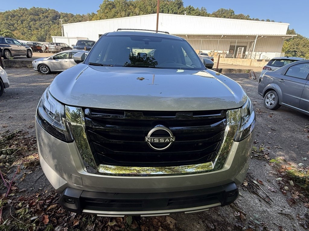 2023 Nissan Pathfinder SL photo 2
