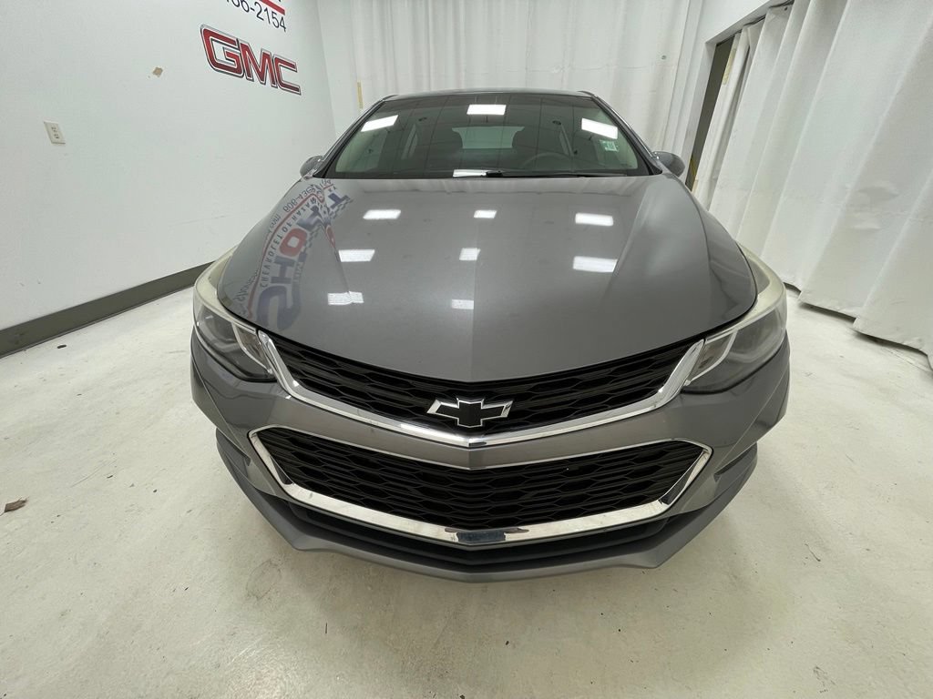 Used 2018 Chevrolet Cruze LT with VIN 1G1BE5SM4J7190913 for sale in Hazard, KY