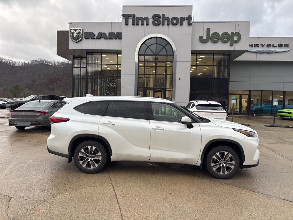 Used 2022 Toyota Highlander XLE SUV