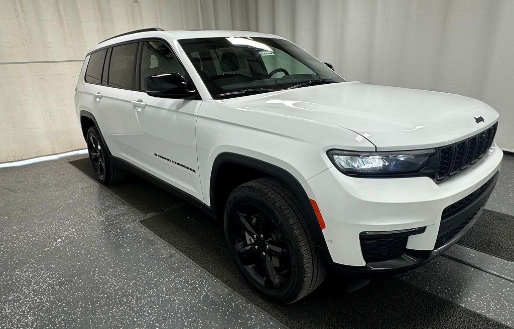 2025 Jeep Grand Cherokee Limited photo 2