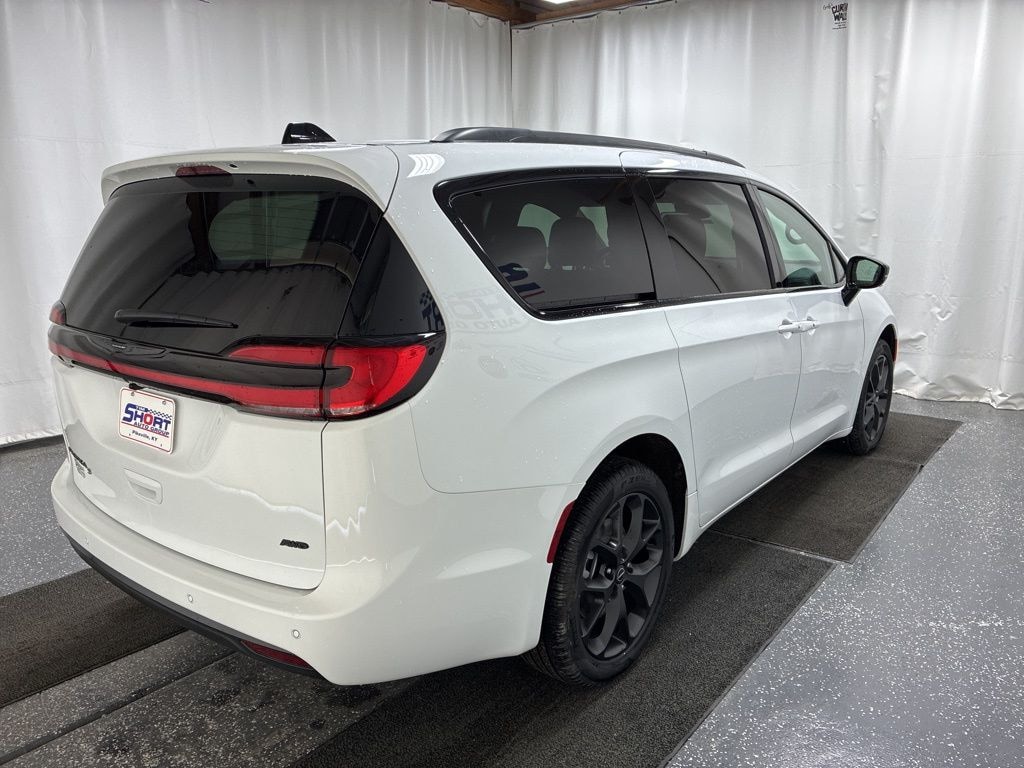 New 2026 Chrysler Pacifica SELECT AWD Passenger Van