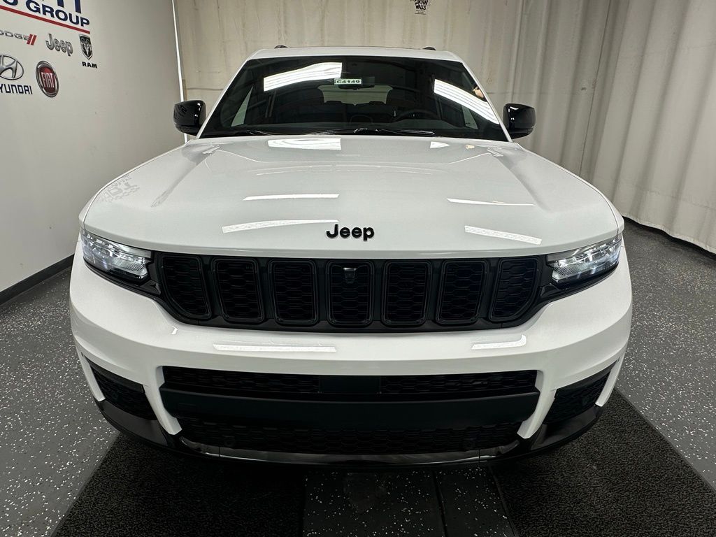 2025 Jeep Grand Cherokee Limited photo 3