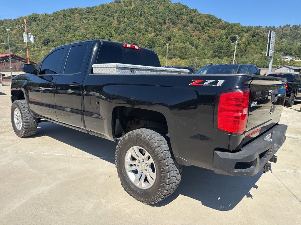 2018 Chevrolet Silverado 1500 LT photo 3