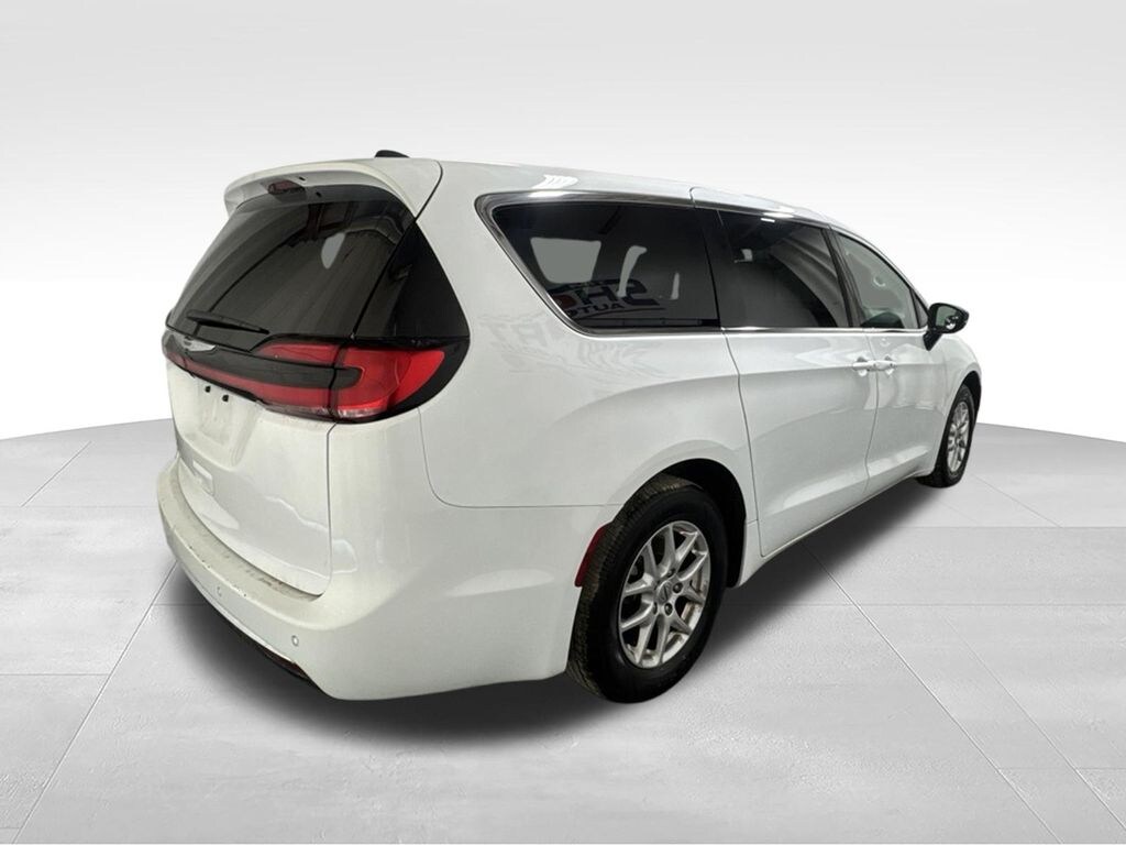 Used 2025 Chrysler Pacifica Select Van Passenger Van