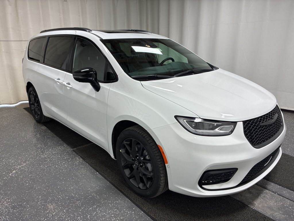 New 2026 Chrysler Pacifica LIMITED AWD Passenger Van