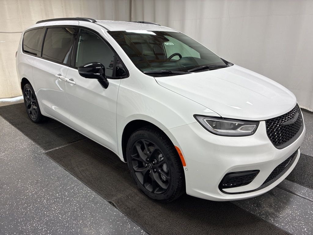 New 2026 Chrysler Pacifica SELECT AWD Passenger Van