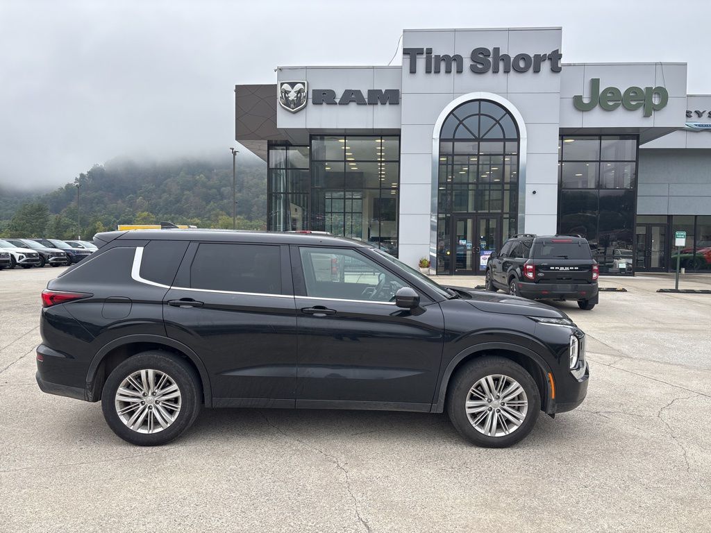 2024 Mitsubishi Outlander ES photo 3