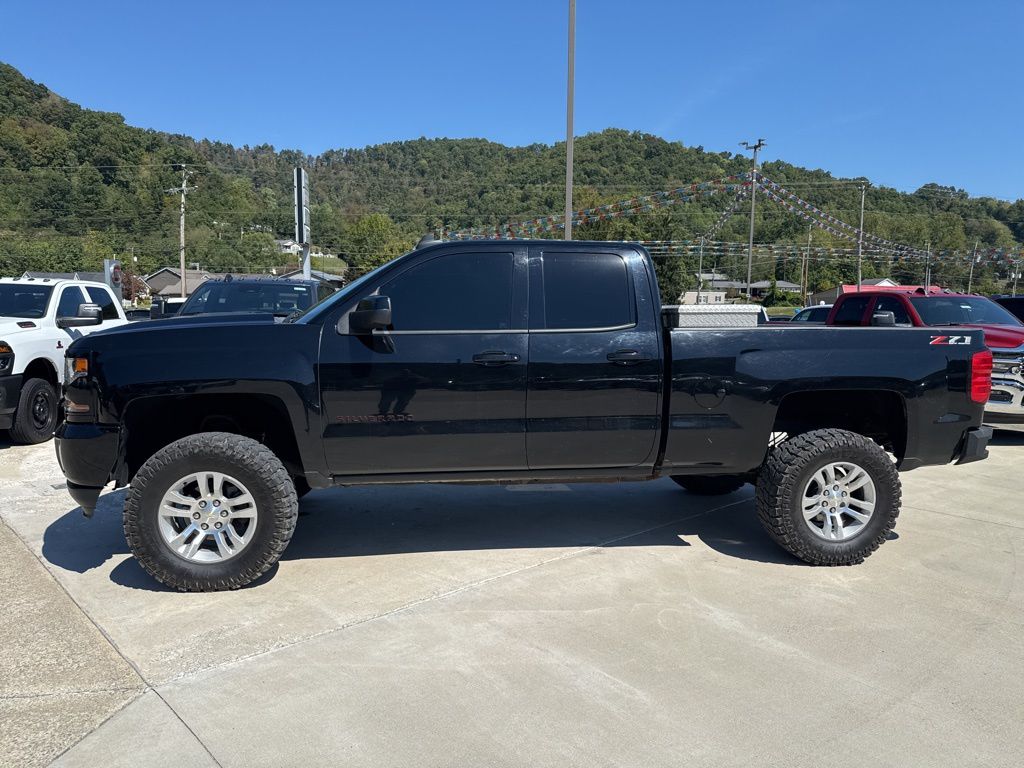 2018 Chevrolet Silverado 1500 LT photo 2