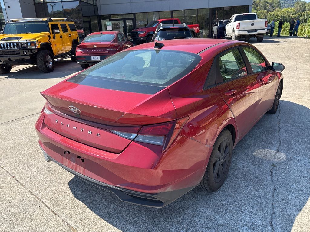 2022 Hyundai Elantra SEL photo 3