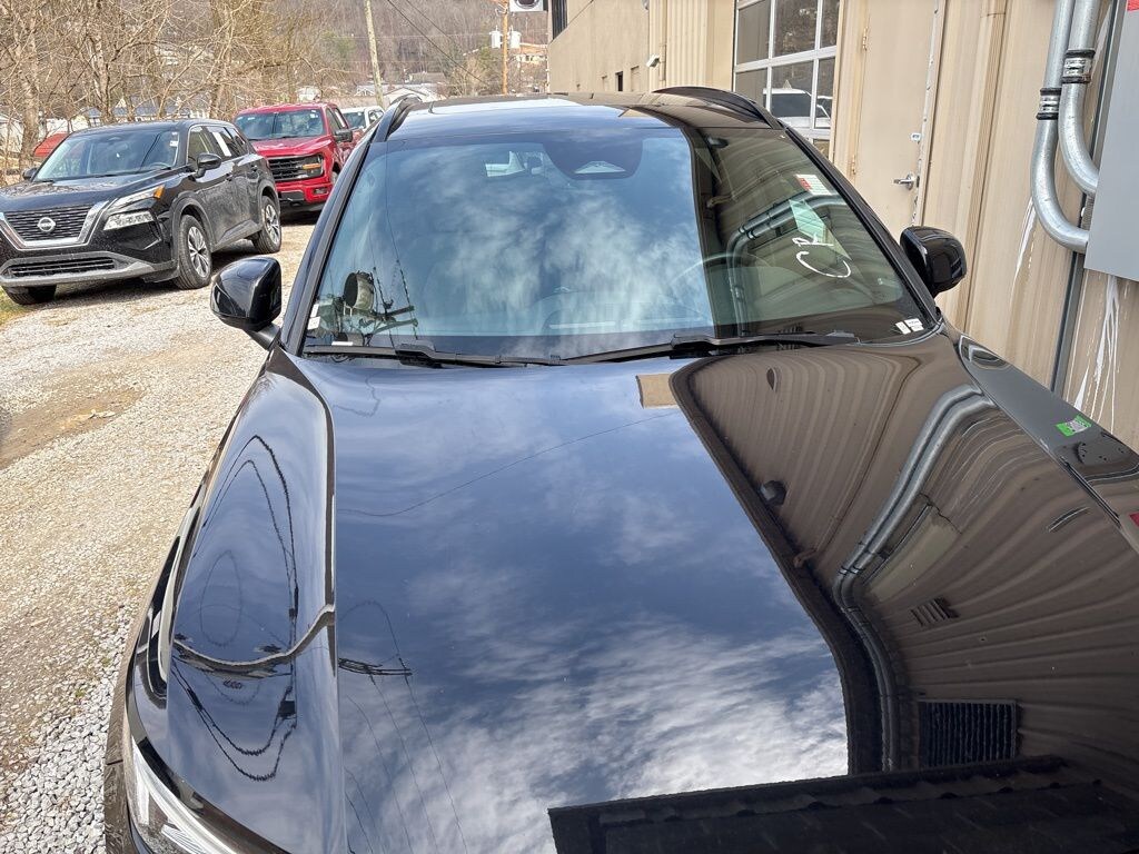 Used 2024 Volvo XC40 B5 Core SUV