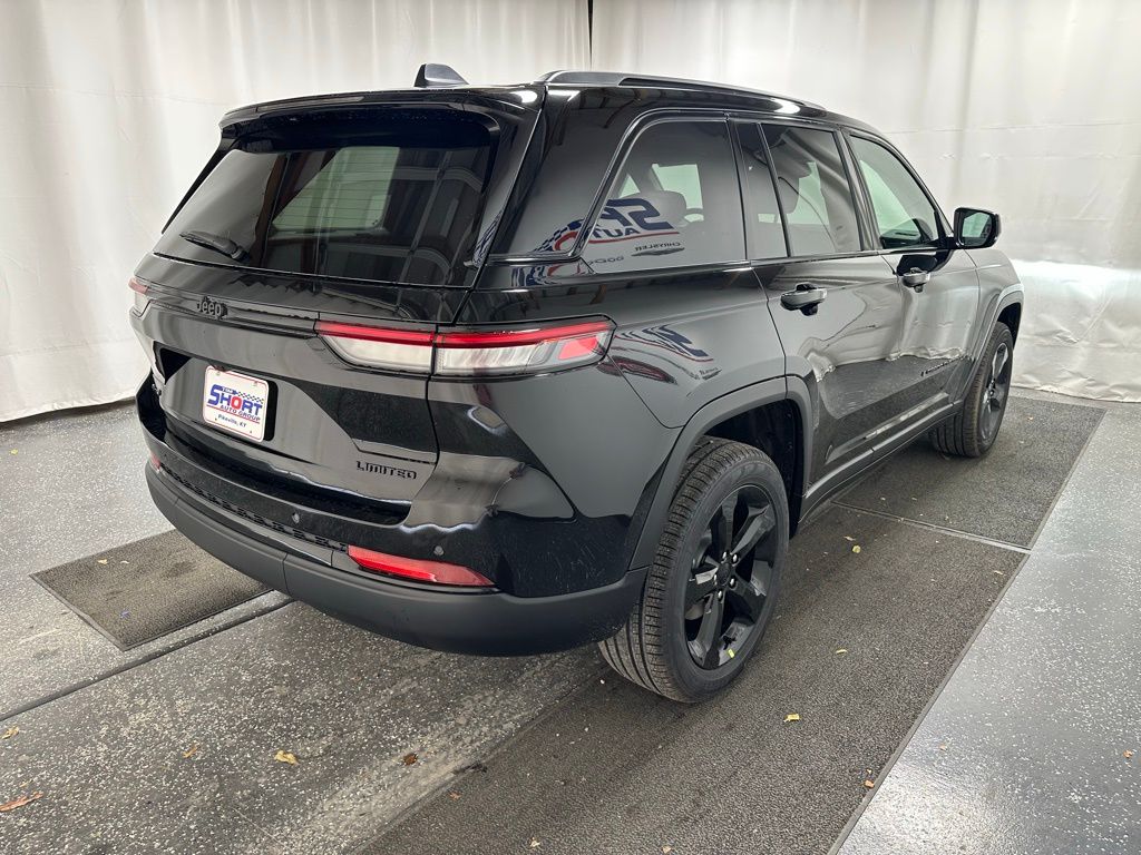 2025 Jeep Grand Cherokee Limited photo 4