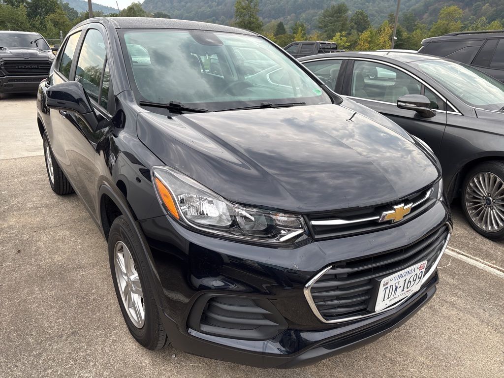 2022 Chevrolet Trax LS photo 3