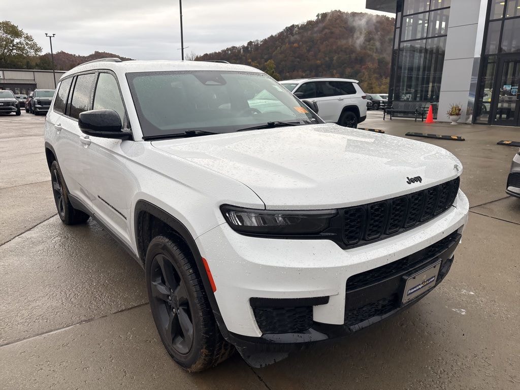 Used 2023 Jeep Grand Cherokee L Laredo SUV