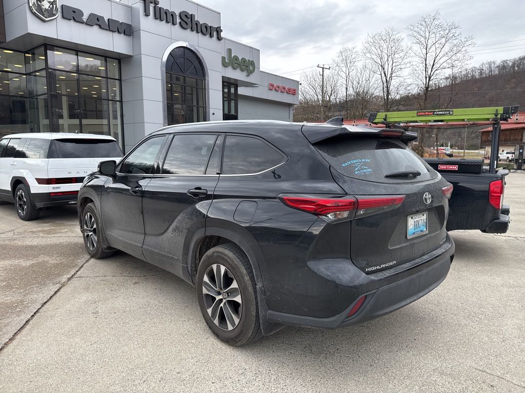 2021 Toyota Highlander XLE photo 3