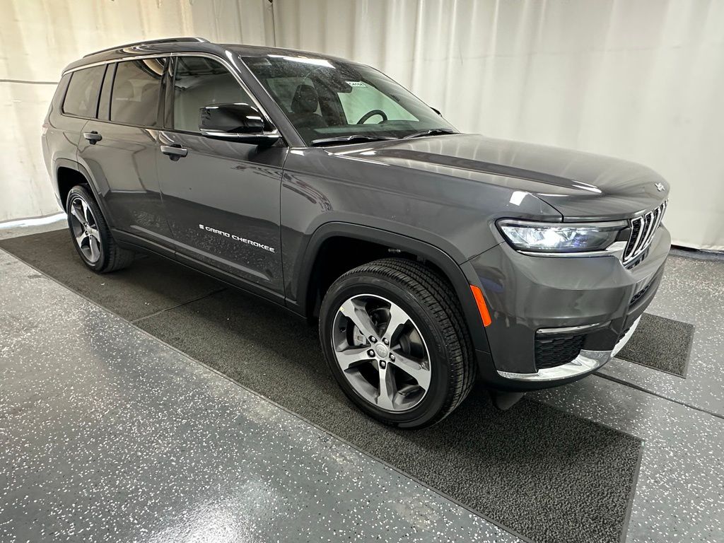 2025 Jeep Grand Cherokee Limited photo 2