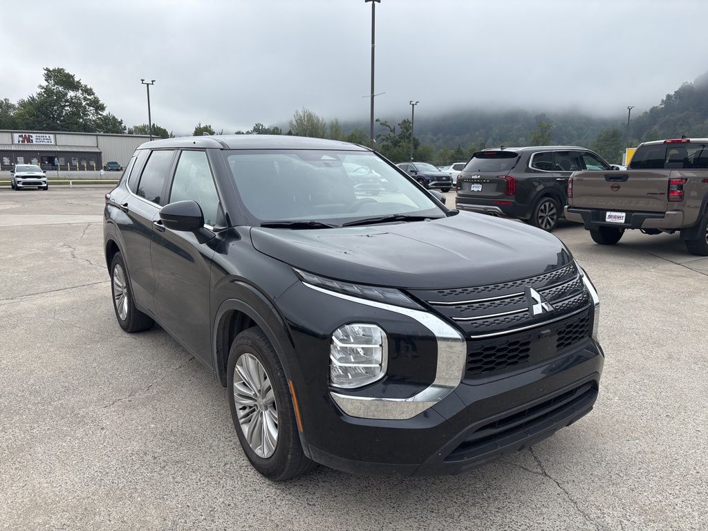 2024 Mitsubishi Outlander ES photo 2