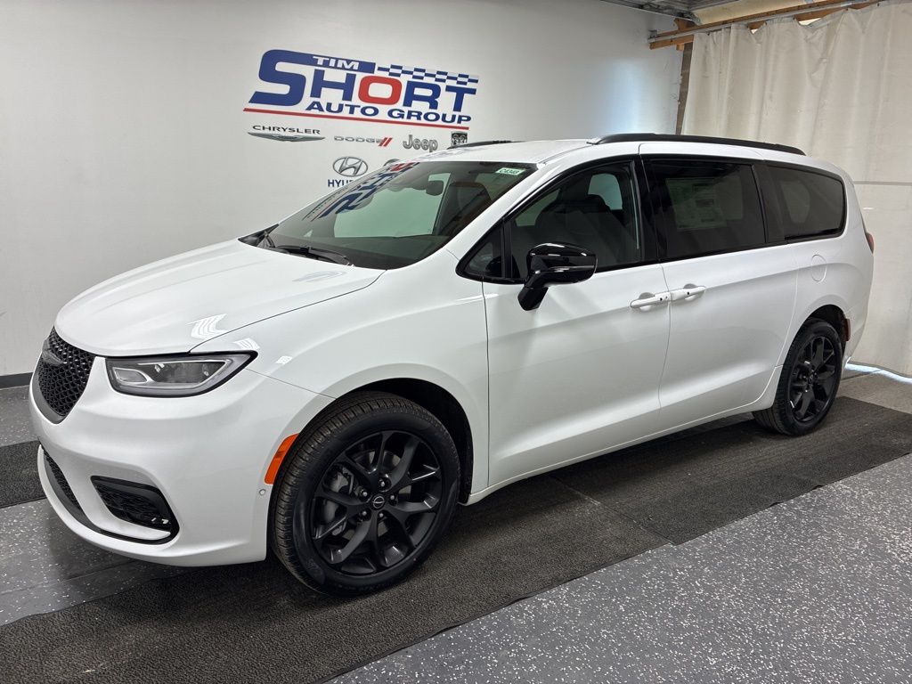 2026 Chrysler Pacifica Select's photo