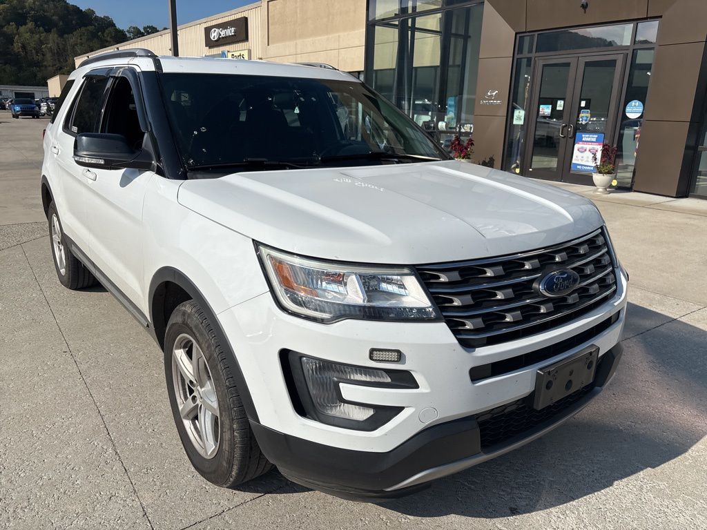 2017 Ford Explorer XLT photo 3