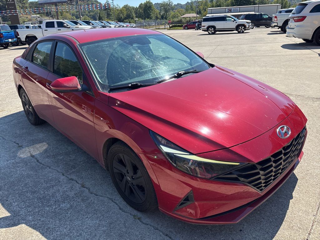 2022 Hyundai Elantra SEL photo 2