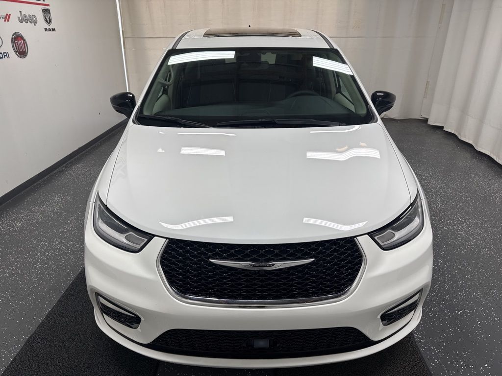 2024 Chrysler Pacifica Limited photo 3