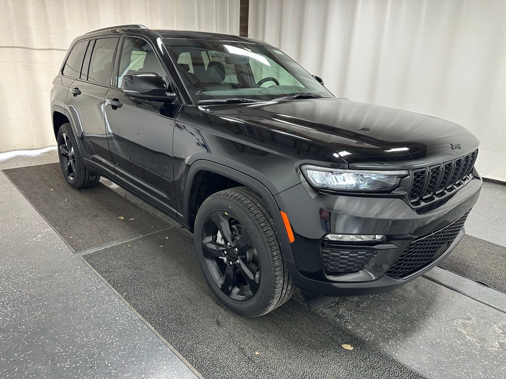 2025 Jeep Grand Cherokee Limited photo 2