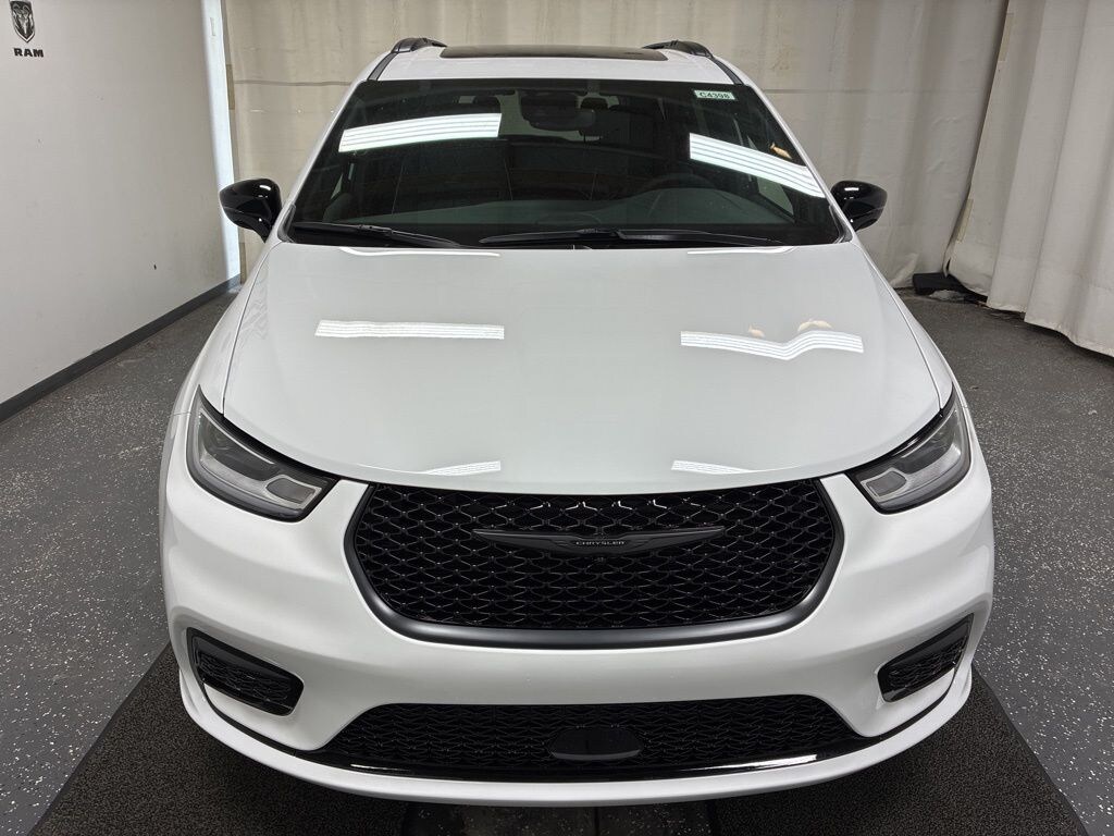 New 2026 Chrysler Pacifica LIMITED AWD Passenger Van