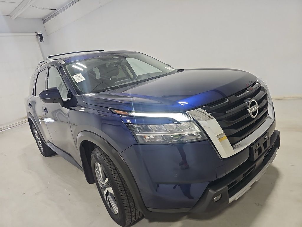 2023 Nissan Pathfinder SL photo 2
