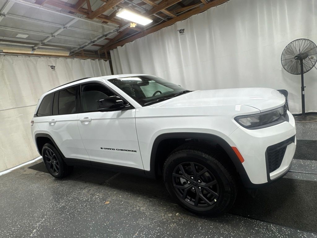 New 2027 Jeep Grand Cherokee Laredo Altitude Sport Utility