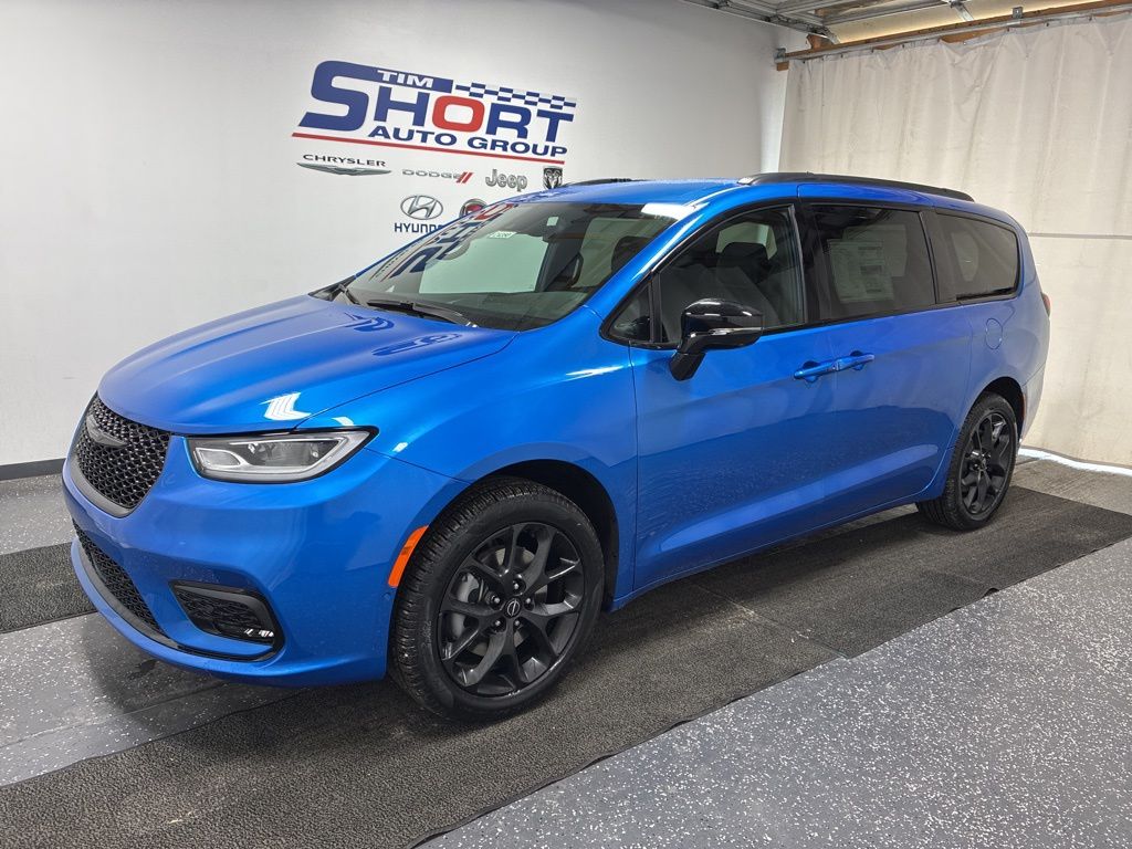 2026 Chrysler Pacifica Select's photo