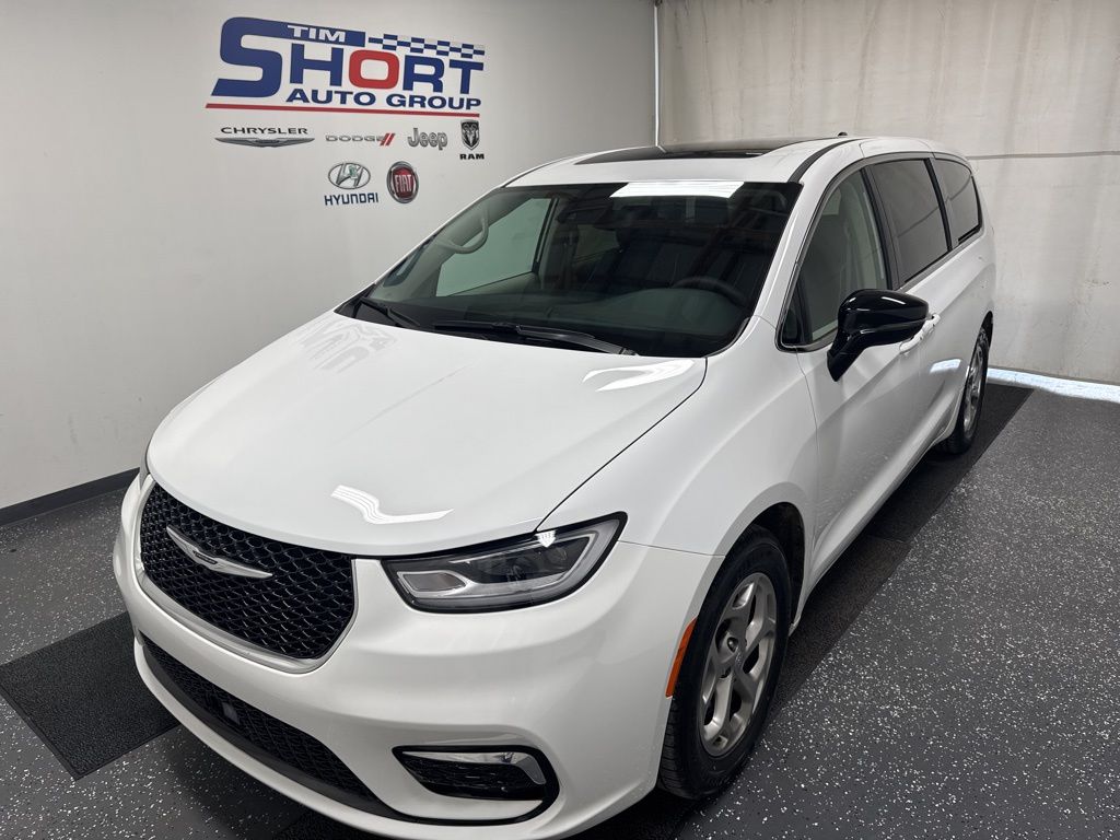 2024 Chrysler Pacifica Limited photo 2