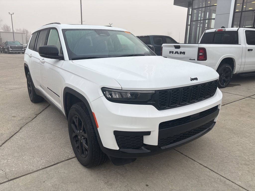 2024 Jeep Grand Cherokee Laredo photo 3