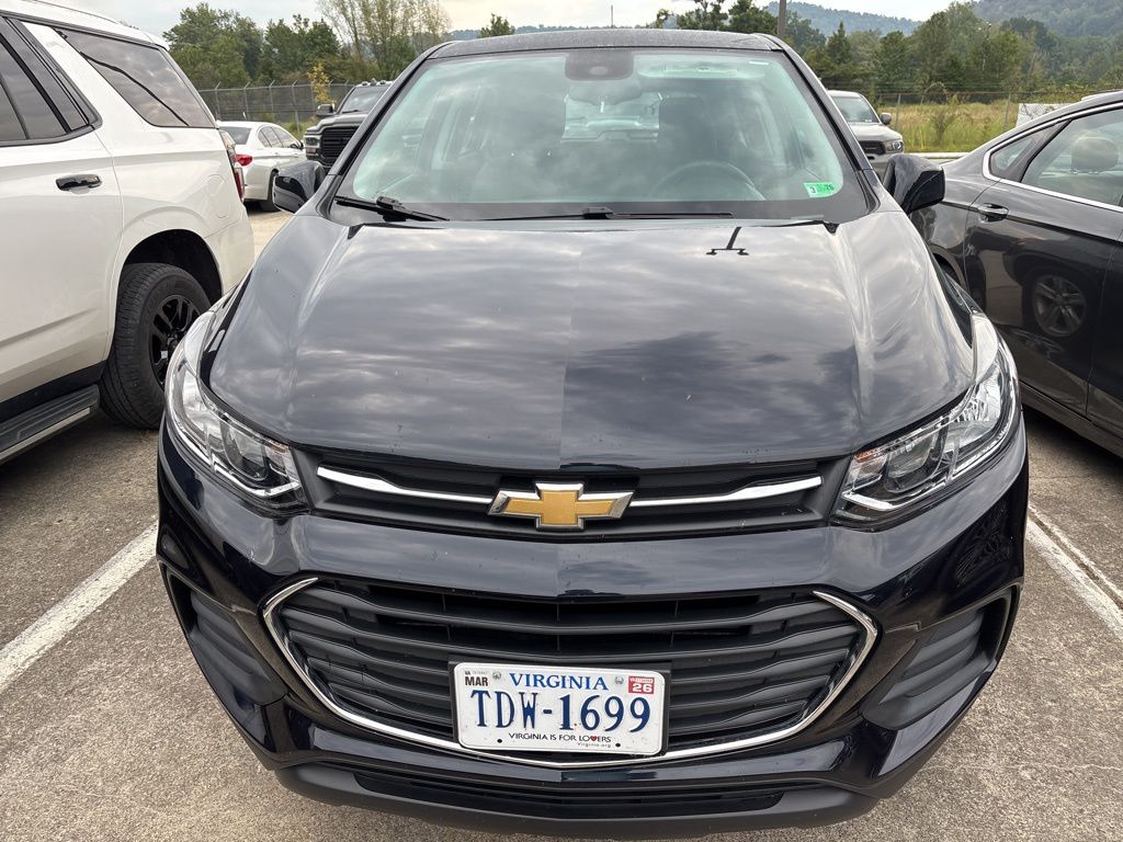 2022 Chevrolet Trax LS photo 2