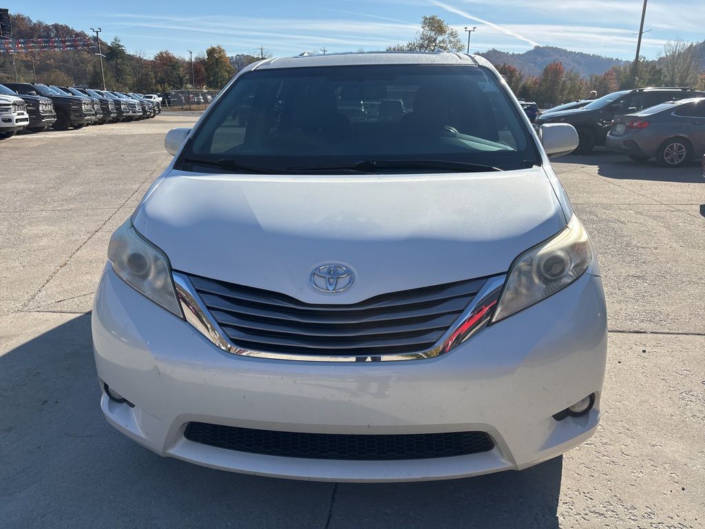 2016 Toyota Sienna photo 2