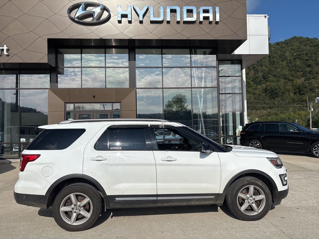 2017 Ford Explorer XLT photo 4