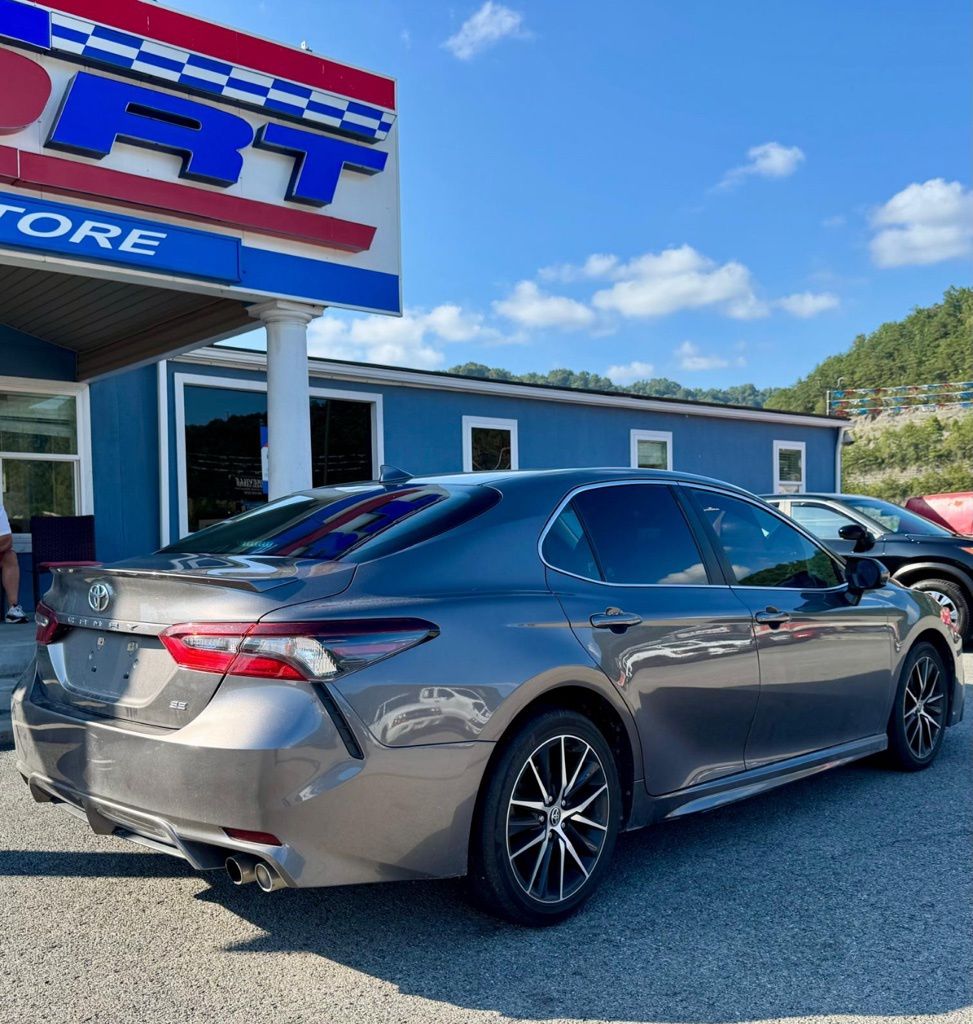 2021 Toyota Camry SE photo 3