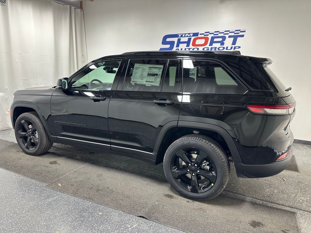 2025 Jeep Grand Cherokee Limited photo 3