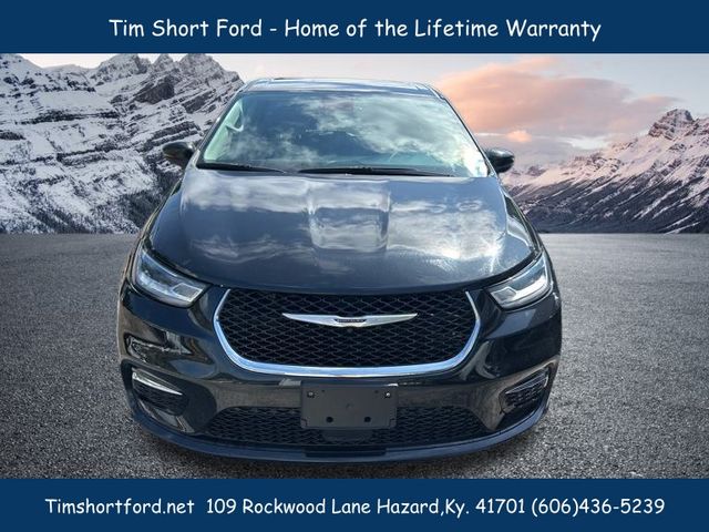 2023 Chrysler Pacifica Touring L photo 2
