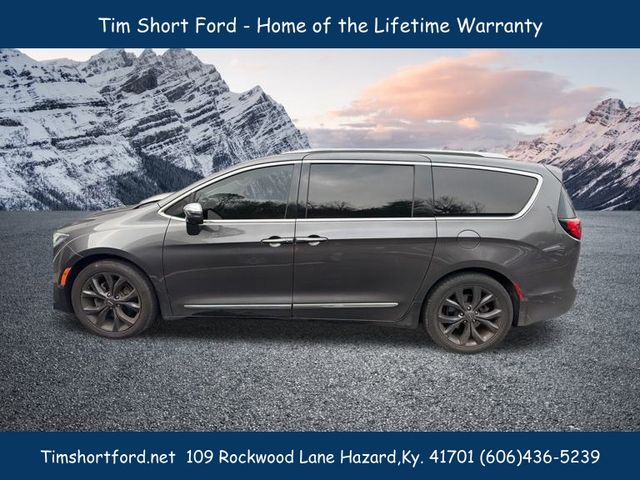 2018 Chrysler Pacifica Limited's photo