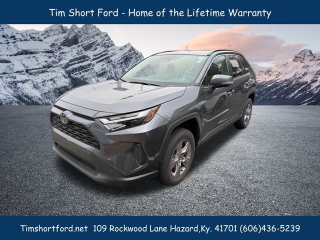 2025 Toyota RAV4 XLE's photo