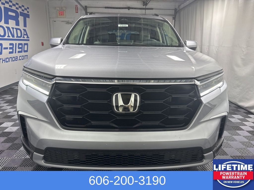 2025 Honda Pilot Touring photo 2