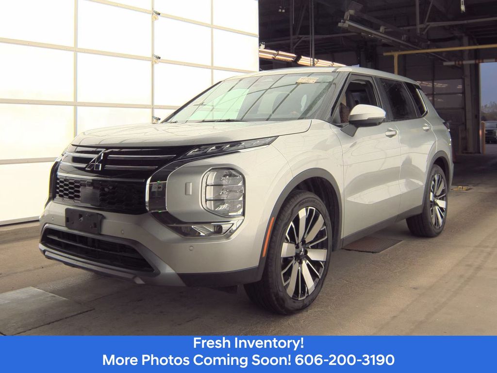 2025 Mitsubishi Outlander SE's photo