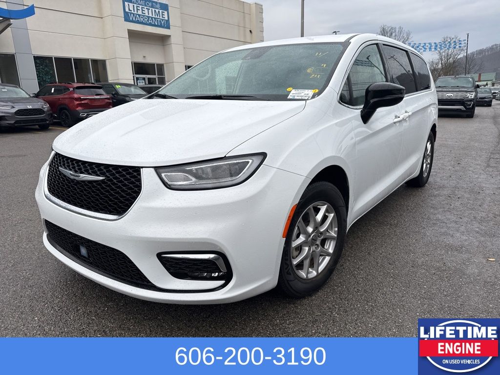 2024 Chrysler Pacifica Touring L's photo